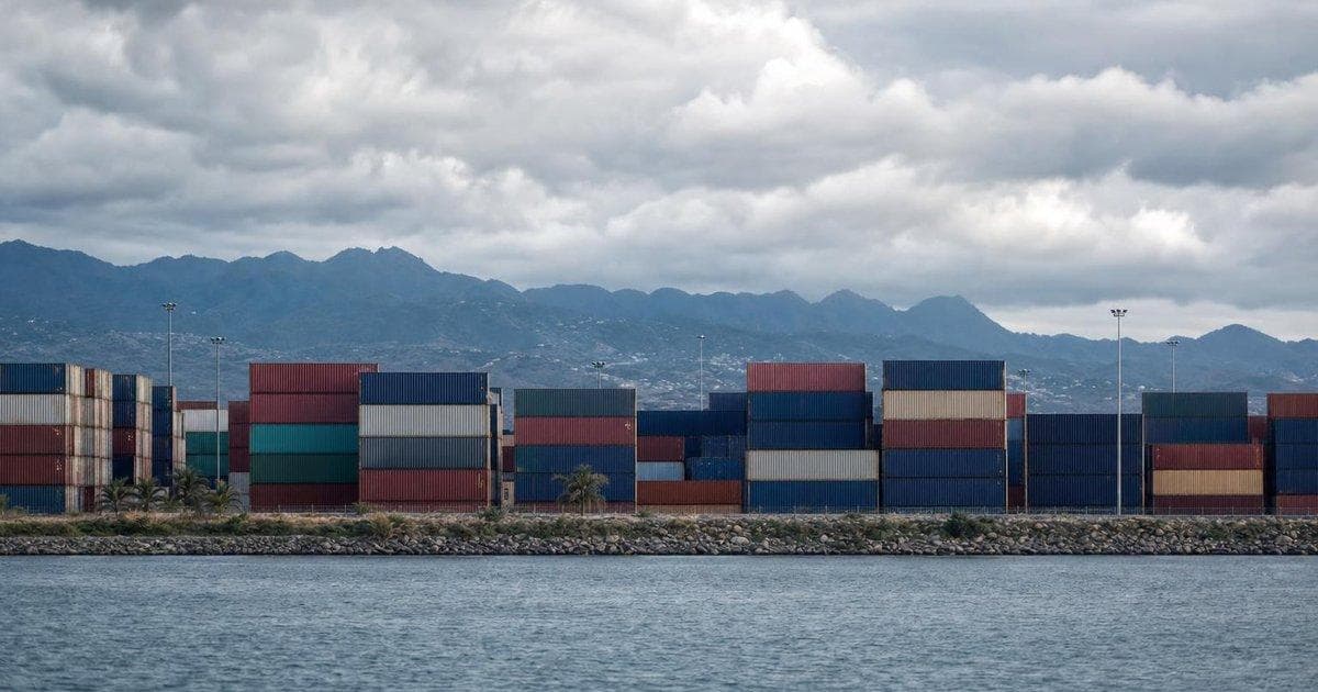 Shipping containers at a Caribbean port illustrating new US sanctions on Cuba’s GAESA conglomerate