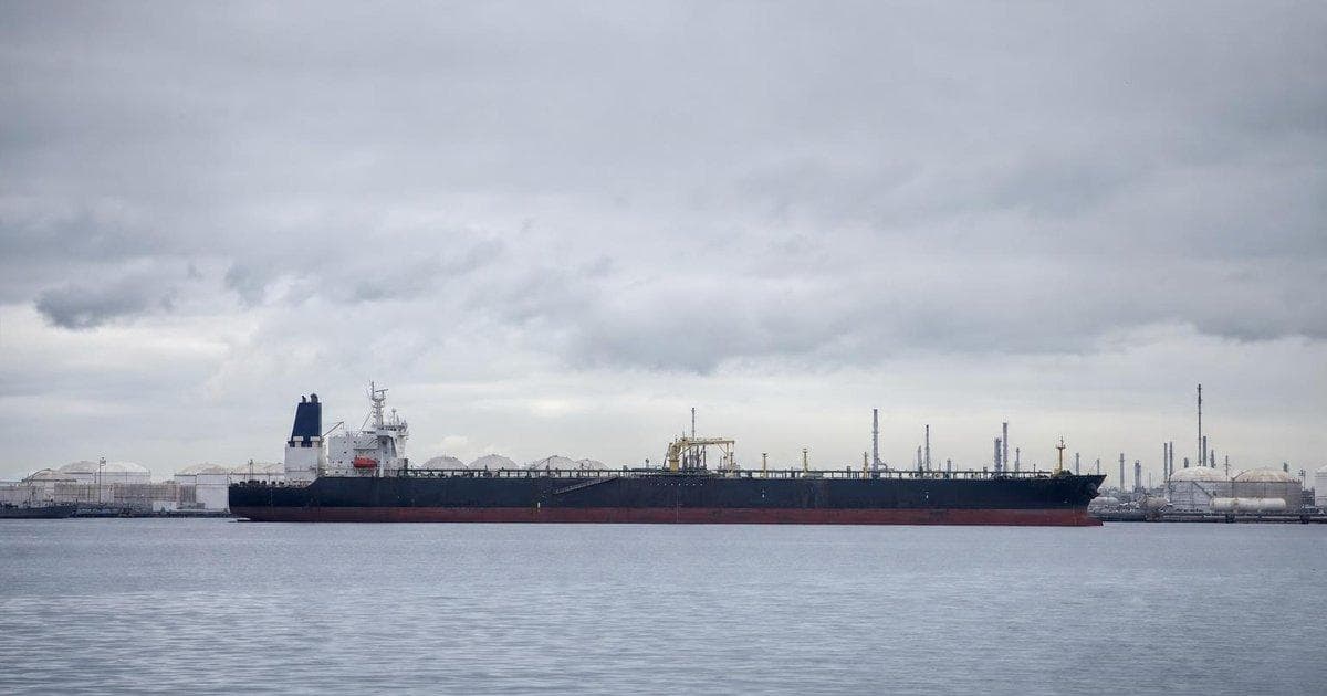Oil tanker near storage tanks illustrating shifting US-China trade and Russia oil policy impacts