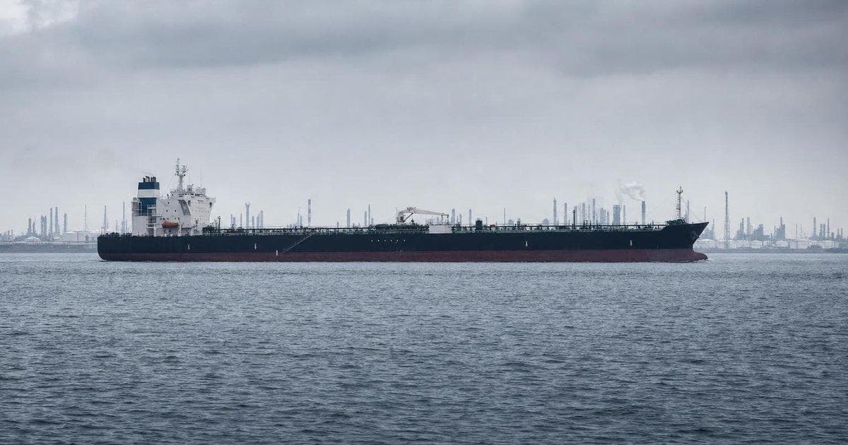 Crude oil tanker near refinery coast as talks boost interest in U.S. oil exports and global supply routes