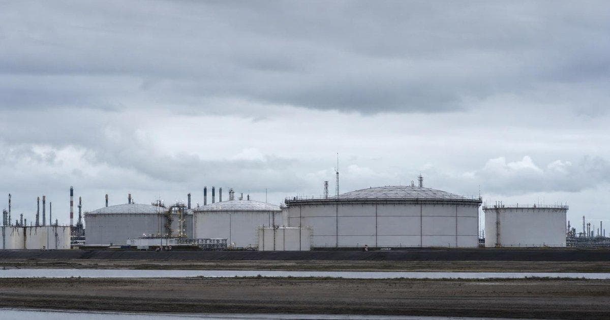 Crude oil storage tanks at an industrial terminal reflecting shifting risk mood in oil markets