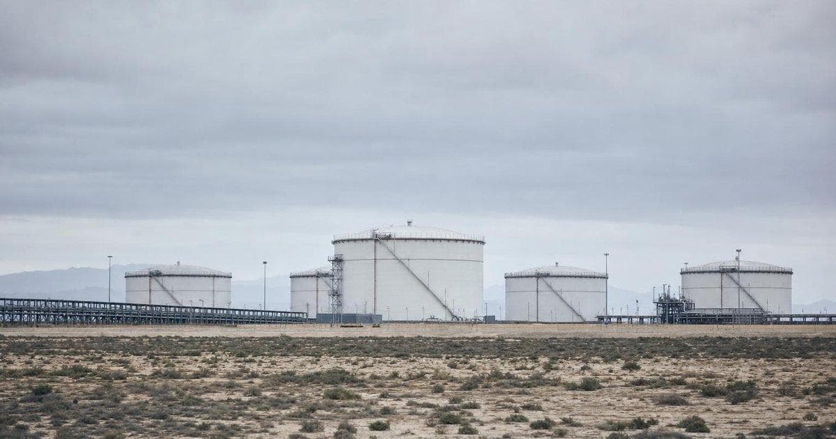 Oil storage tanks at a Gulf export terminal illustrating UK free trade talks with Gulf states